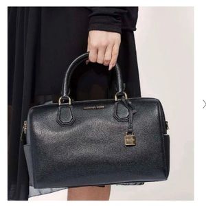 AuthenticMichael kors leather barrelbag w lock&key